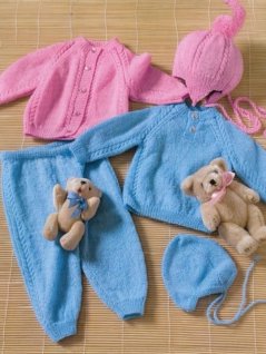 Kofta, jumper, byxa, mössa och slätstickad hjälm