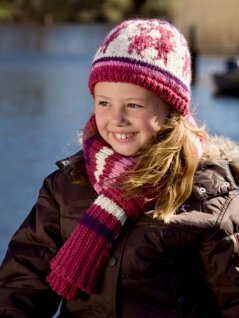 Mönsterstickad mössa och randig halsduk