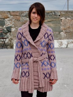 Mönsterstickad långkofta