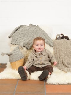 Strukturstickad raglantröja, kofta, mössa och filt