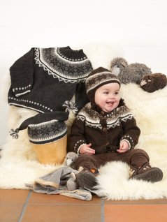 Rundstickad kofta, tröja och mössor