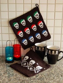 Grytlappar med dödskallar