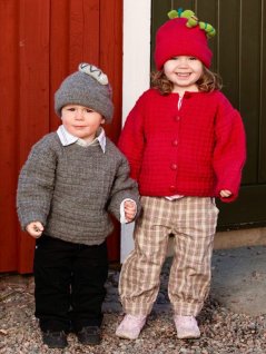 Kofta och tröja samt äpplemössa med larv och mössa med orm