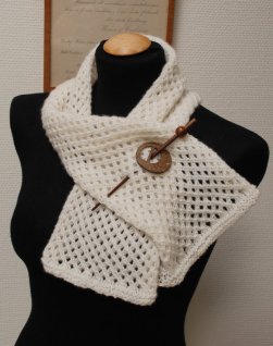 Mönsterstickad halsduk