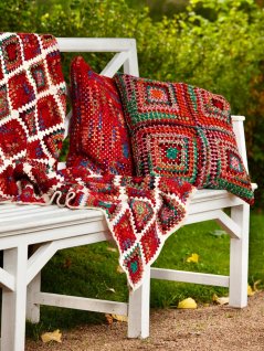 Virkad filt och kuddar i mormorsrutor