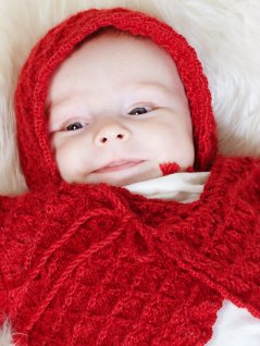 Omlottkofta, hätta i spetsmönster och med virkad kant