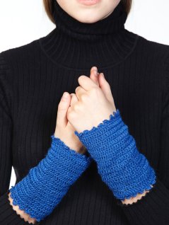 Mönsterstickade, spetsstickade och virkade pulsvärmare