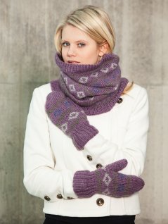 Mönsterstickad storpolo och vantar