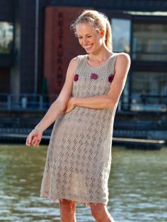 Mönsterstickad klänning och kofta med virkade blommor