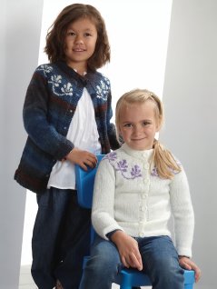 Stickad kofta med ok