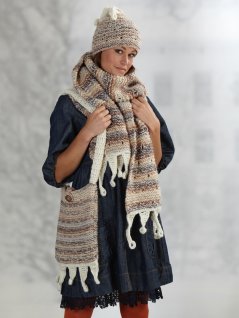 Stickad mössa, halsduk och väska