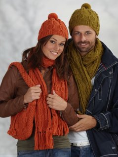 Stickad mössa, halsduk, väska och tehuva