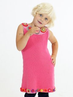 Stickad klänning med virkade blommor