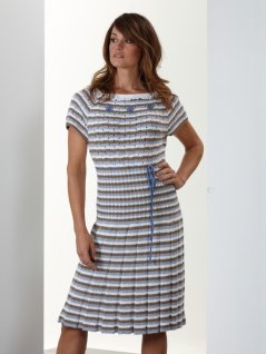 Stickad klänning med broderade blommor