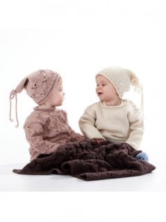 Mönsterstickad och slätstickad tröja, mössa och filt