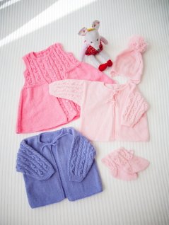 Kofta, klänning, mössa och sockor