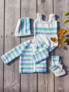 Kofta, body, mössa och sockar