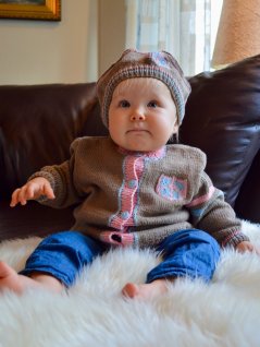 Kofta med emblem och basker