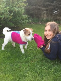 Virkat hundtäcke och vantar