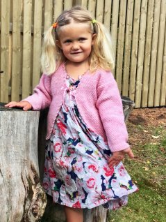 Dubbel-mosstickad kofta med virkad kant