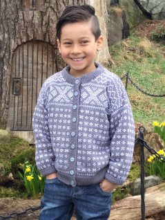 Mönsterstickad kofta och mössa