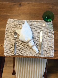 Lättvirkad bordstablett och servettring