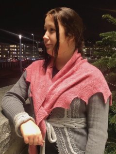 Mönsterstickad sjal