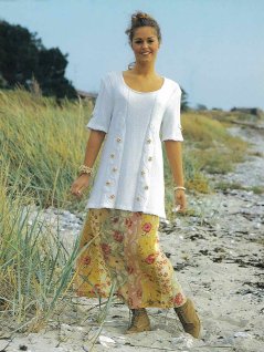 Lång lätt utställd jumper med löv och träpärlor