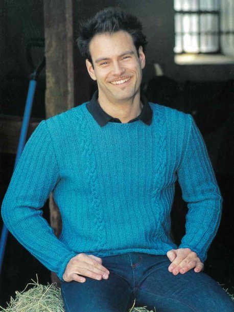 Ribbstickad herrpullover med flätor