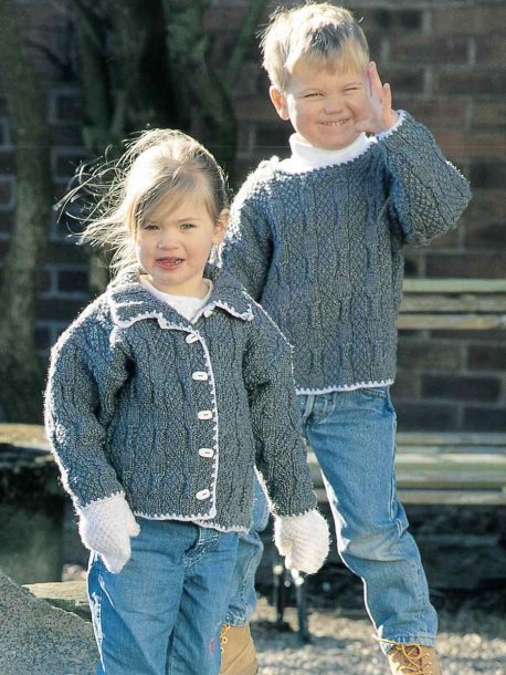 Pullover och kofta med mössa och vantar