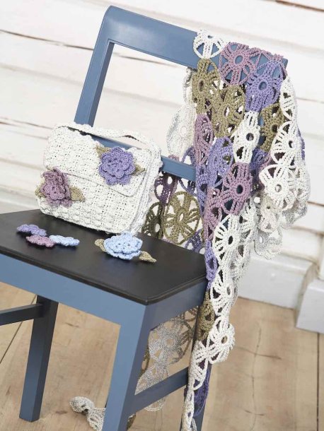 Virkad sjal, väska och brosch