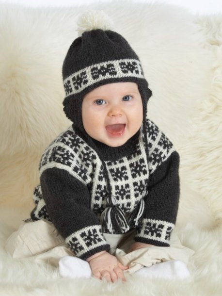 Mönsterstickad tröja, kofta och mössa