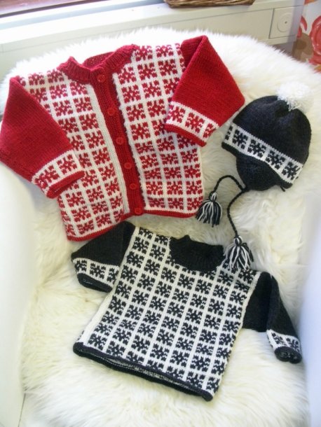 Mönsterstickad tröja, kofta och mössa