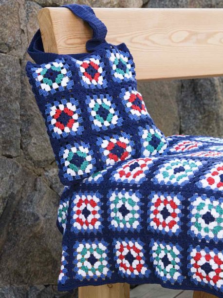 Virkat sängöverkast och väska i mormorsrutor