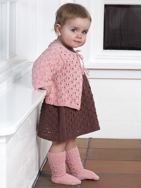 Hålstickad klänning, kofta och strumpor