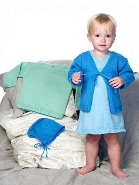 Strukturstickad klänning, kofta, tröja och hätta