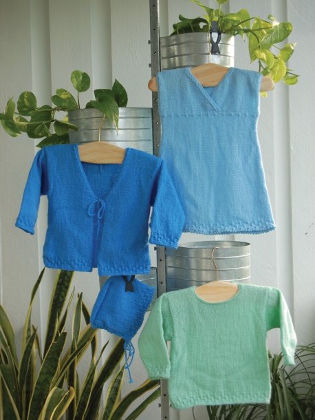 Strukturstickad klänning, kofta, tröja och hätta