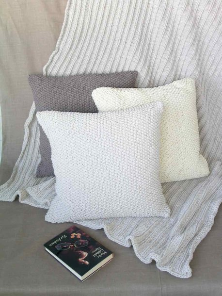 Stickade kuddar och pläd