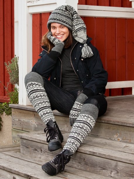 Mönsterstickad mössa, sockor och vantar