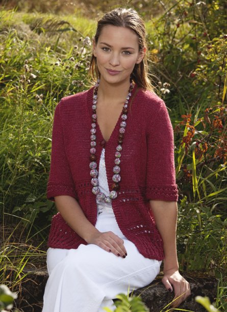 Kofta och linne med spetsstickad bård