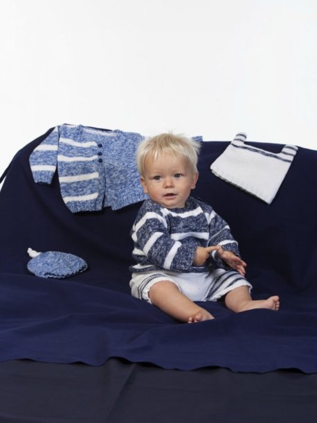 Randig kofta, tröja, byxor och mössa