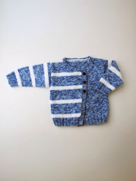 Randig kofta, tröja, byxor och mössa