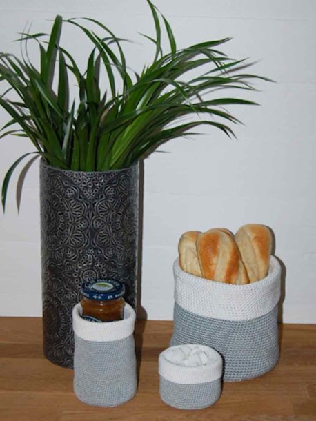 Virkade korgar och burkar