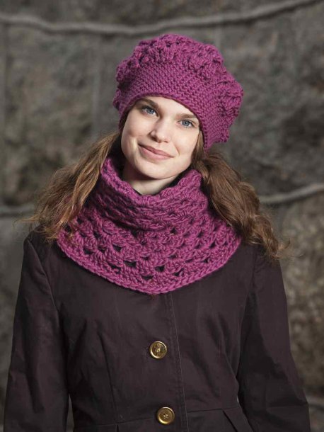 Virkad mössa och halsdukspolo