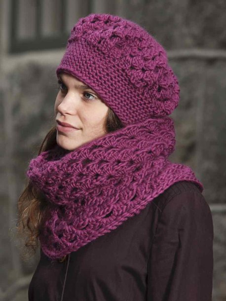 Virkad mössa och halsdukspolo