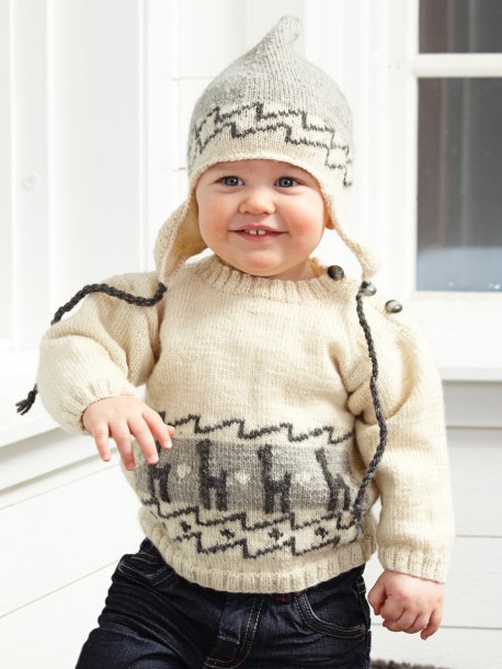 Kofta, tröja och poncho med lamor, mössa och strumpor