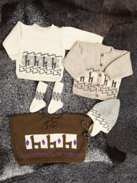 Kofta, tröja och poncho med lamor, mössa och strumpor