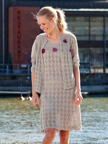 Mönsterstickad klänning och kofta med virkade blommor