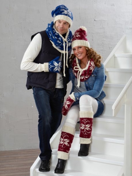 Mönsterstickad mössa, vantar, damasker och löskrage