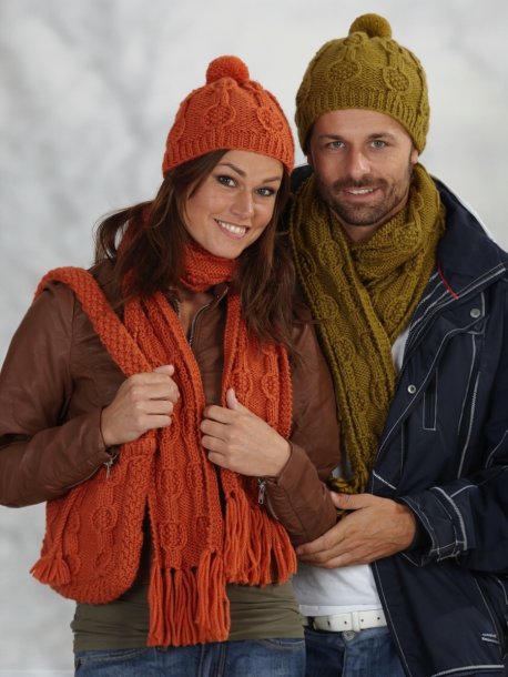 Stickad mössa, halsduk, väska och tehuva